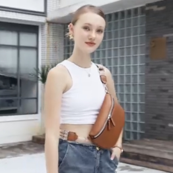 Yumita Crossbody w/ Adjustable Straps - Picture 6 of 7